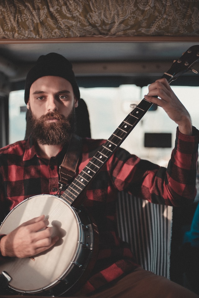 The plural of banjo is banjos